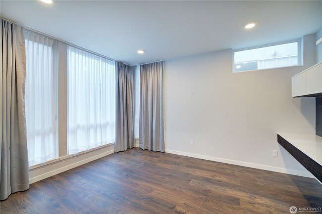 Building Photo - 2Bd/1.75Ba Seattle Townhouse