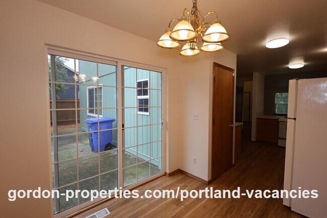 Building Photo - SE Knapp Circle - 3 bedroom duplex with attached single car garage