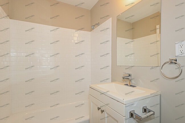 Building Photo - 2528 Leslie Ave