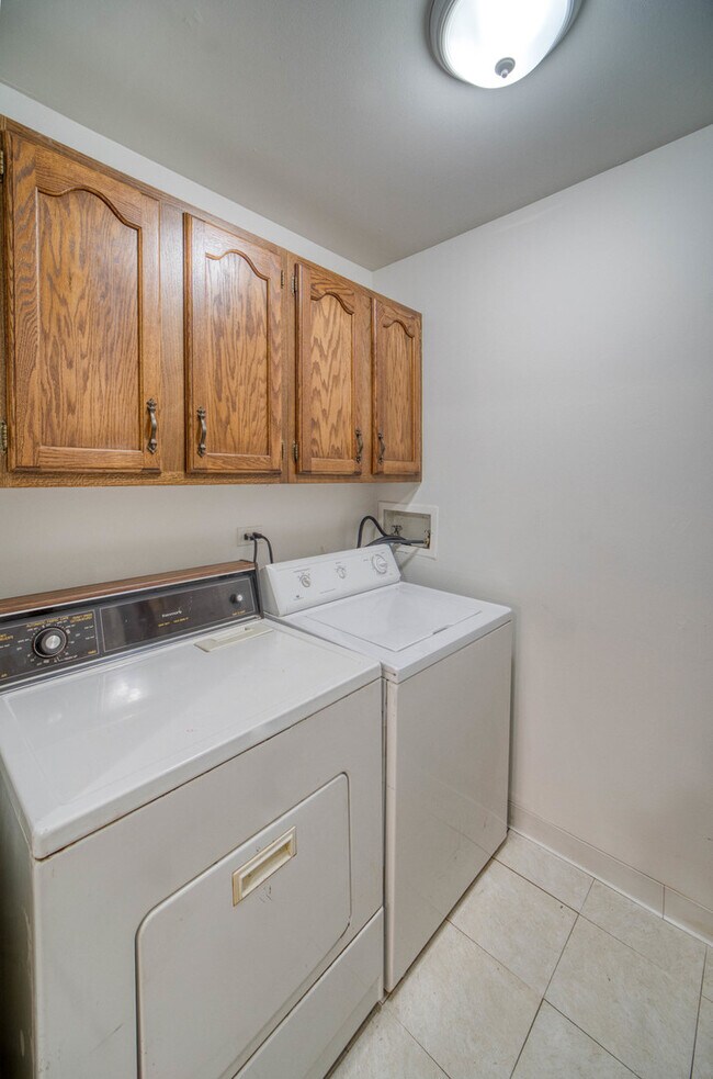 Building Photo - 8235 Poplar Ln