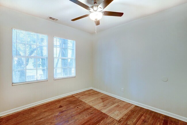 Building Photo - Single family house - within walking dista...