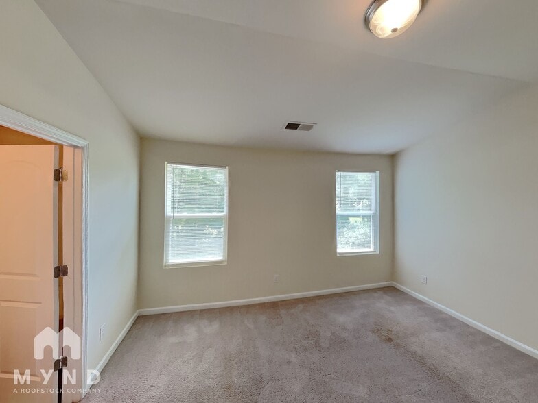 Building Photo - 2547 Piering Dr