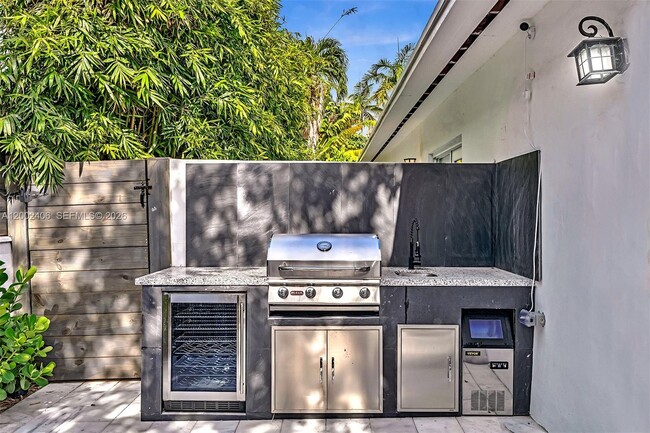 Building Photo - 1002 10th St