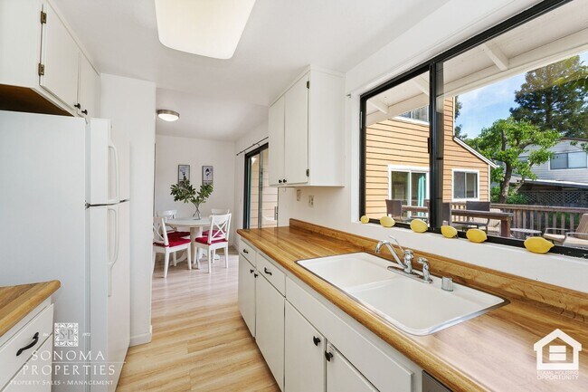 Building Photo - Beautifully Maintained Duplex in Glen Ellen