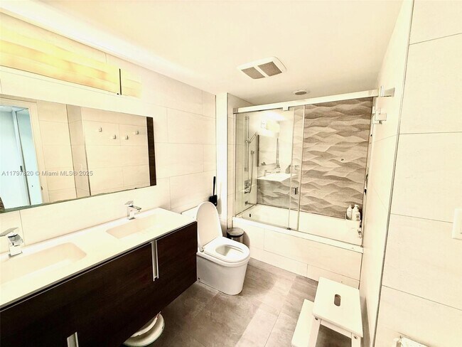 Building Photo - 1155 Brickell Bay Dr