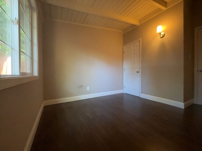 Building Photo - Updated 3 bedroom close to downtown and UC...