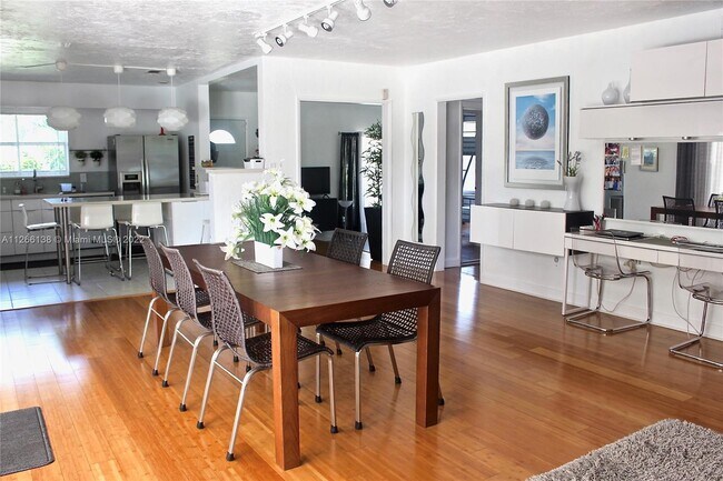 Primary Photo - 1650 NE 171st St