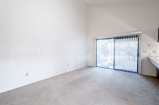 Building Photo - 3 Bedroom/2 Bath with a Pool - $2295 Per Month!