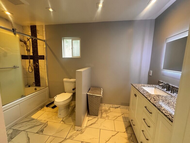 Building Photo - 925 Royal Oaks Dr