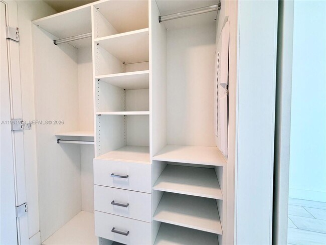 Building Photo - 2000 Metropica Wy