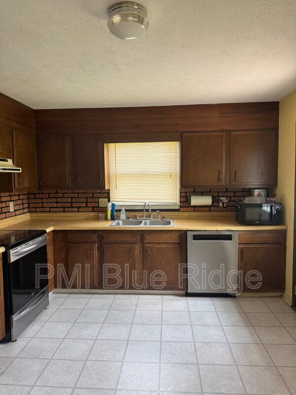 Building Photo - 10 Laurel Brook Dr