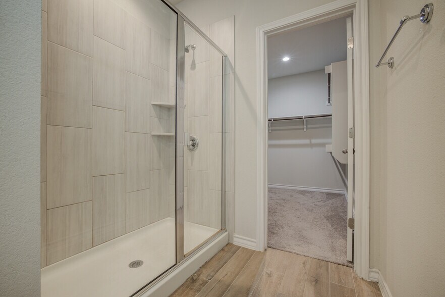 Shower & Closet - 1602 Denesa Dr