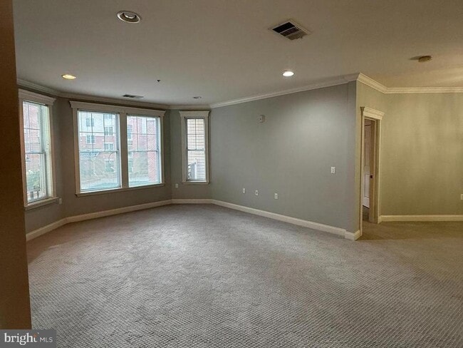 Building Photo - 300 W Elm St