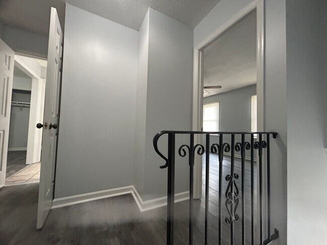 Building Photo - Spacious 3 bed 5 bath condo located in the...