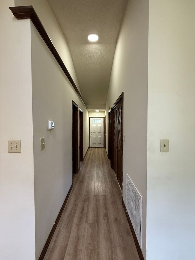 Building Photo - Nice 2 bedroom, 2 bath duplex