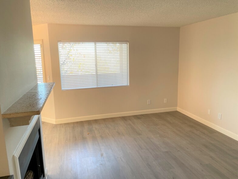 Living Area - 19808 Sandpiper Plz