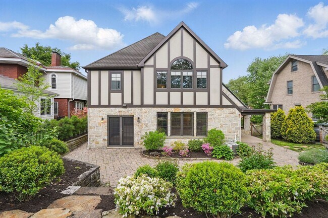 Building Photo - Charming Home - Mt. Lebanon