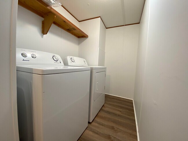 Laundry with w/d - 33 White Oak Dr
