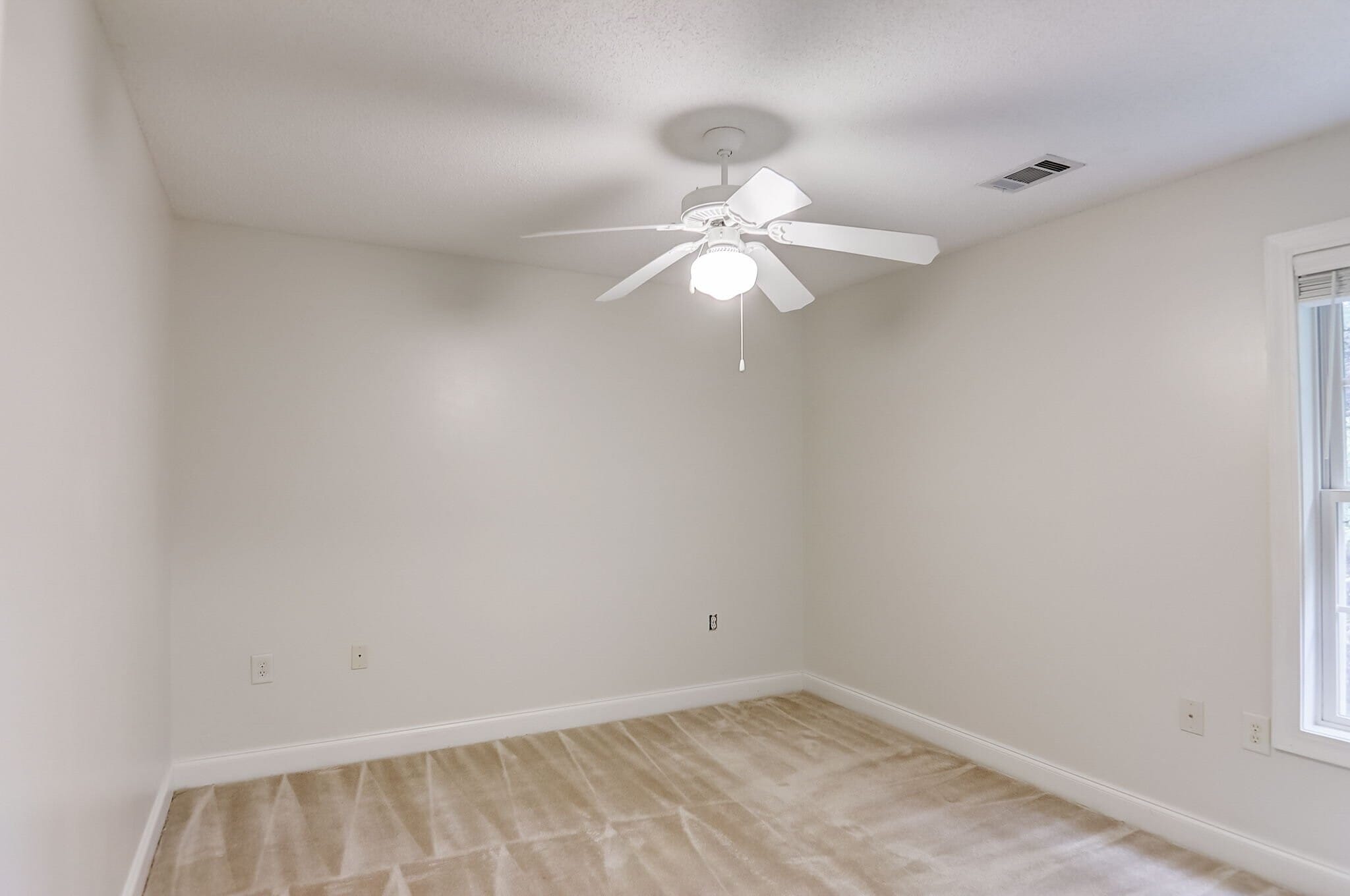 Building Photo - 893 W Pointe Dr