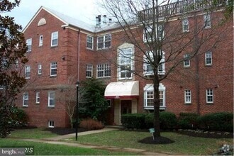 Building Photo - This cozy unit combines convenience, comfo...