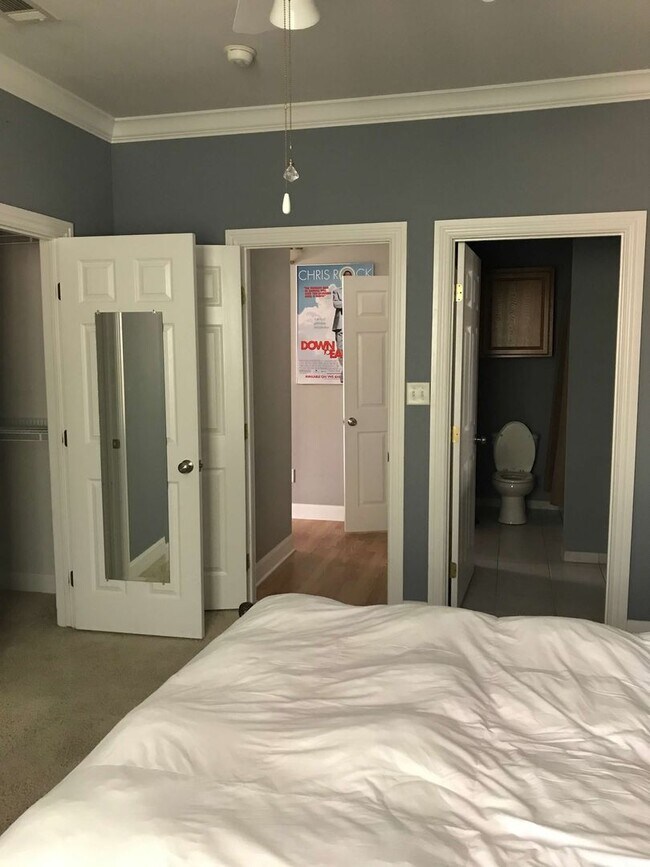 Building Photo - Spacious condo