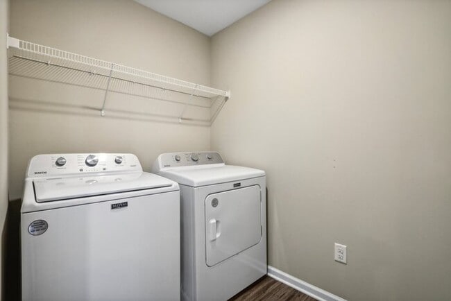 Building Photo - Fantastic 5bd/3ba home! Let yourself in!