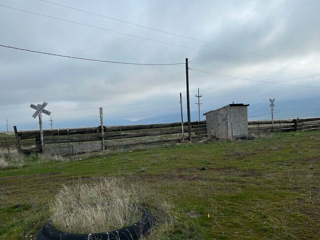 Building Photo - Charming 3 bed/1 bath country home on 5 acres with barn & small shop.