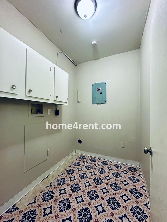 Building Photo - Attractive Prairie Village Ranch w/ FRESH PAINT, Wood Floors, Granite Counters and a Fenced Yard!