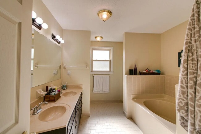 Building Photo - 1122 Rosebrook Dr