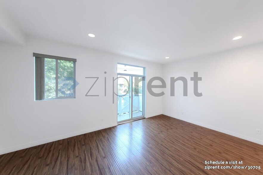 Building Photo - 11622 Oxnard St