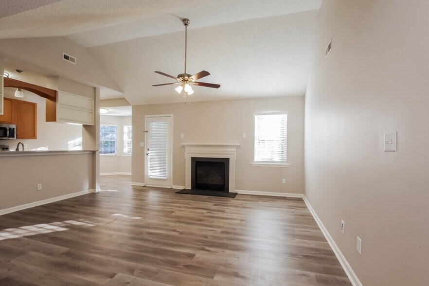 Building Photo - 4020 River Falls Dr