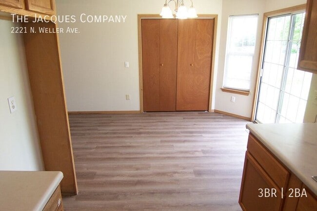 Building Photo - 2221 N Weller Ave