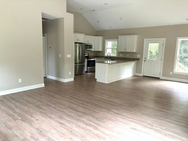 Building Photo - 3 Bedroom 2 Bath Home in Manteo $2200/mo