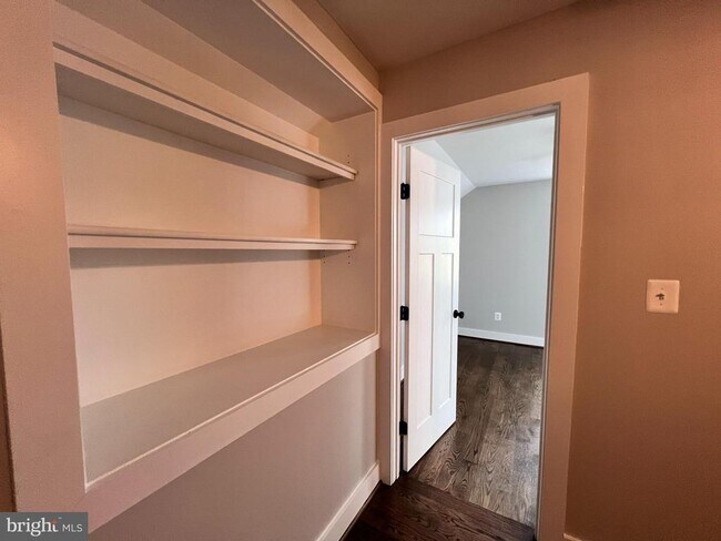 Building Photo - 210 Point Ln