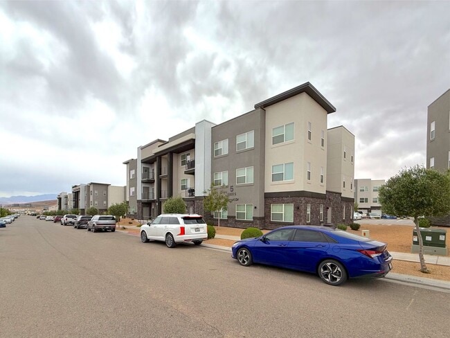 Building Photo - Desert Color Condo 3 bd, 2 bt, 1 Car Garage