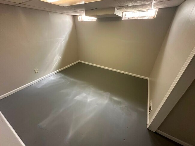 Building Photo - Awesome Eastpointe Ranch with finished basement