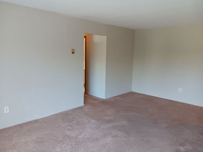 Building Photo - Chagrin Falls condo for rent