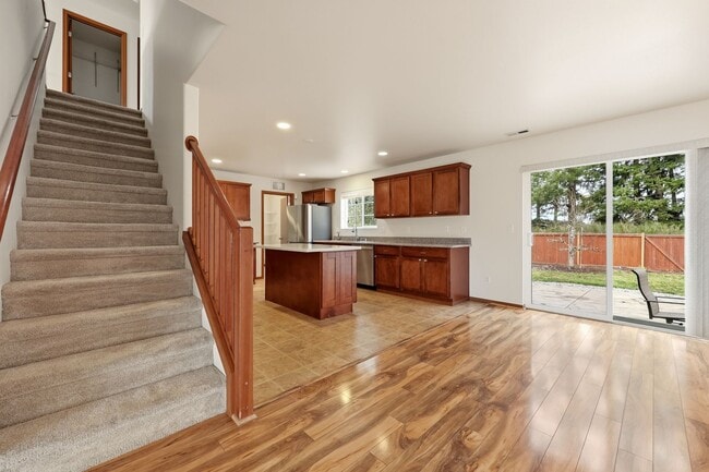 Building Photo - 3 bed 2.5 bath updated home in Tumwater School District - 2300 sq.ft. - fenced back yard.