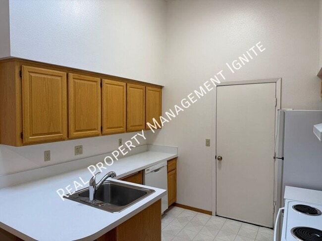 Building Photo - 1115 NE Hidden Valley Dr