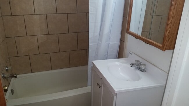 Building Photo - 2 Bedroom 1 bath house