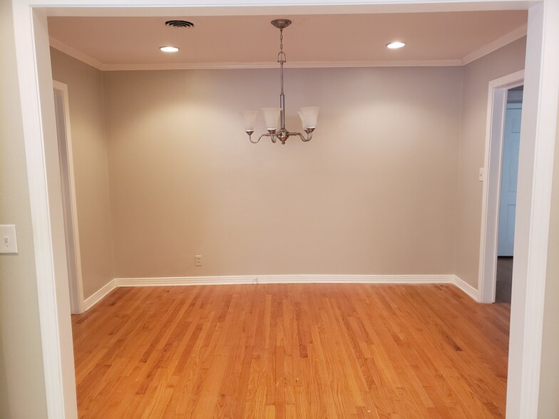 Building Photo - 2410 Clarinda Ave