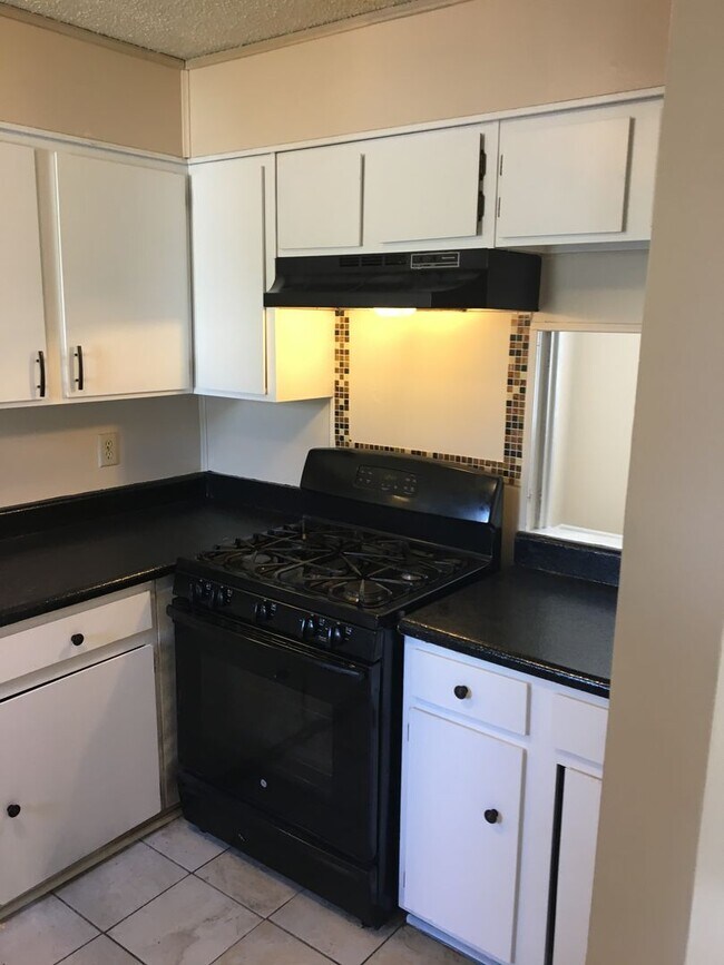 Building Photo - 2 Bedroom 2.5 Bath Townhome in Spicewood Townhome Community