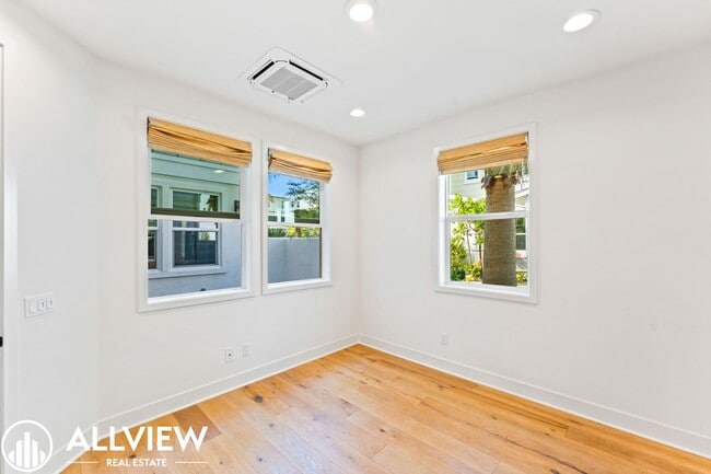 Building Photo - Coastal Modern 5 Bed/4 Bath Home Available...