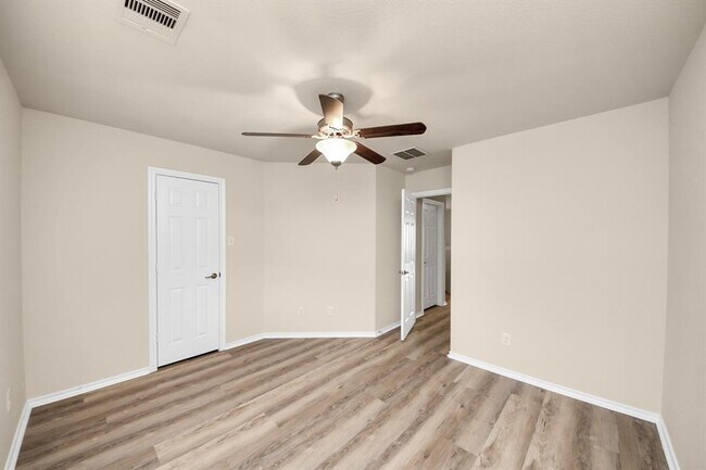 Building Photo - 6483 Calgary Woods Ln