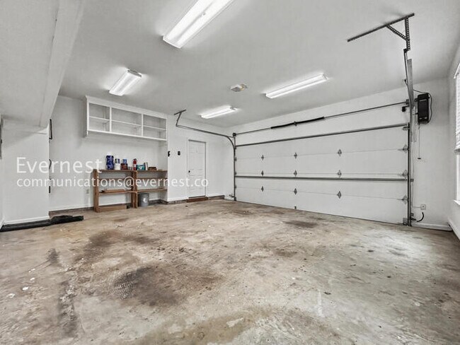 Building Photo - 3-Beds 3.5 Baths Spacious Home with Fenced Yard and Garage Parking