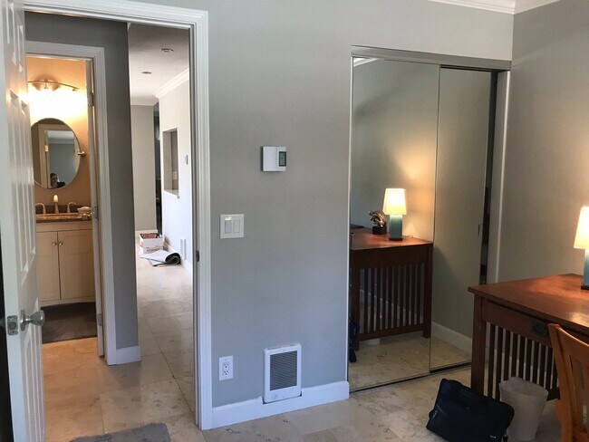 Building Photo - Beautiful View!! 2 Bed/2 Bath Condo, Hayward