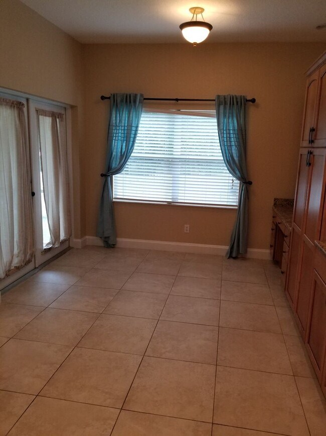 Building Photo - THREE BEDROOM NORTHEAST ST. PETERSBURG HOME