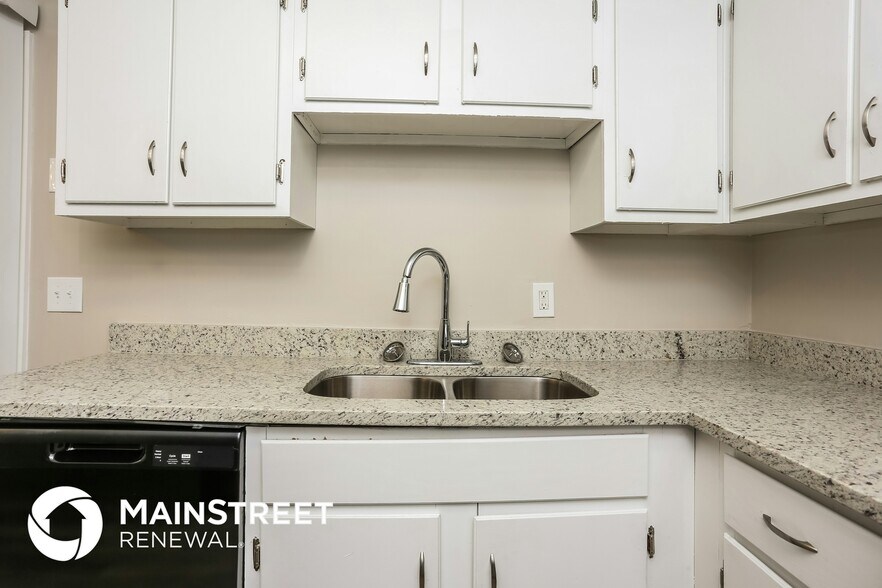 Building Photo - 661 Woodcrest Manor Dr