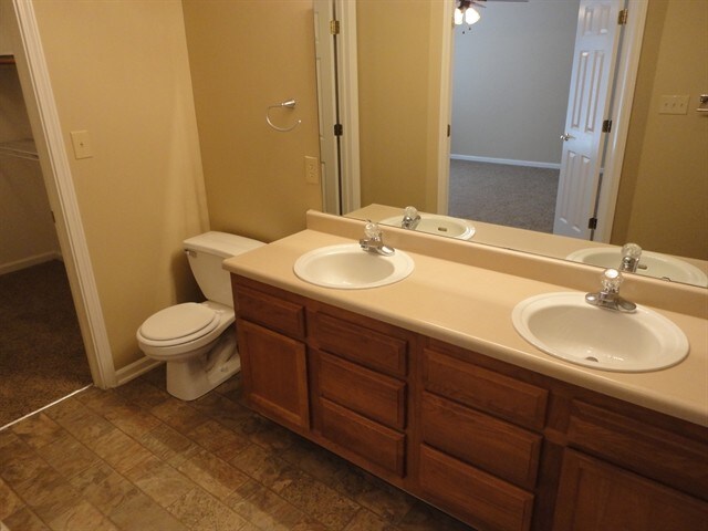 Building Photo - 5943 King Lear Dr