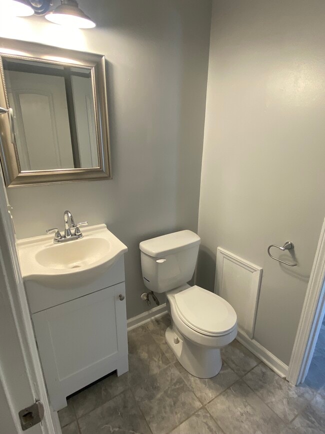 Building Photo - 2206 Emerson Pl